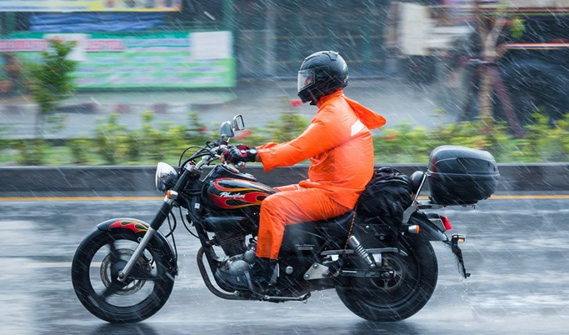 موتورسواری در روزهای بارانی ممنوع است
